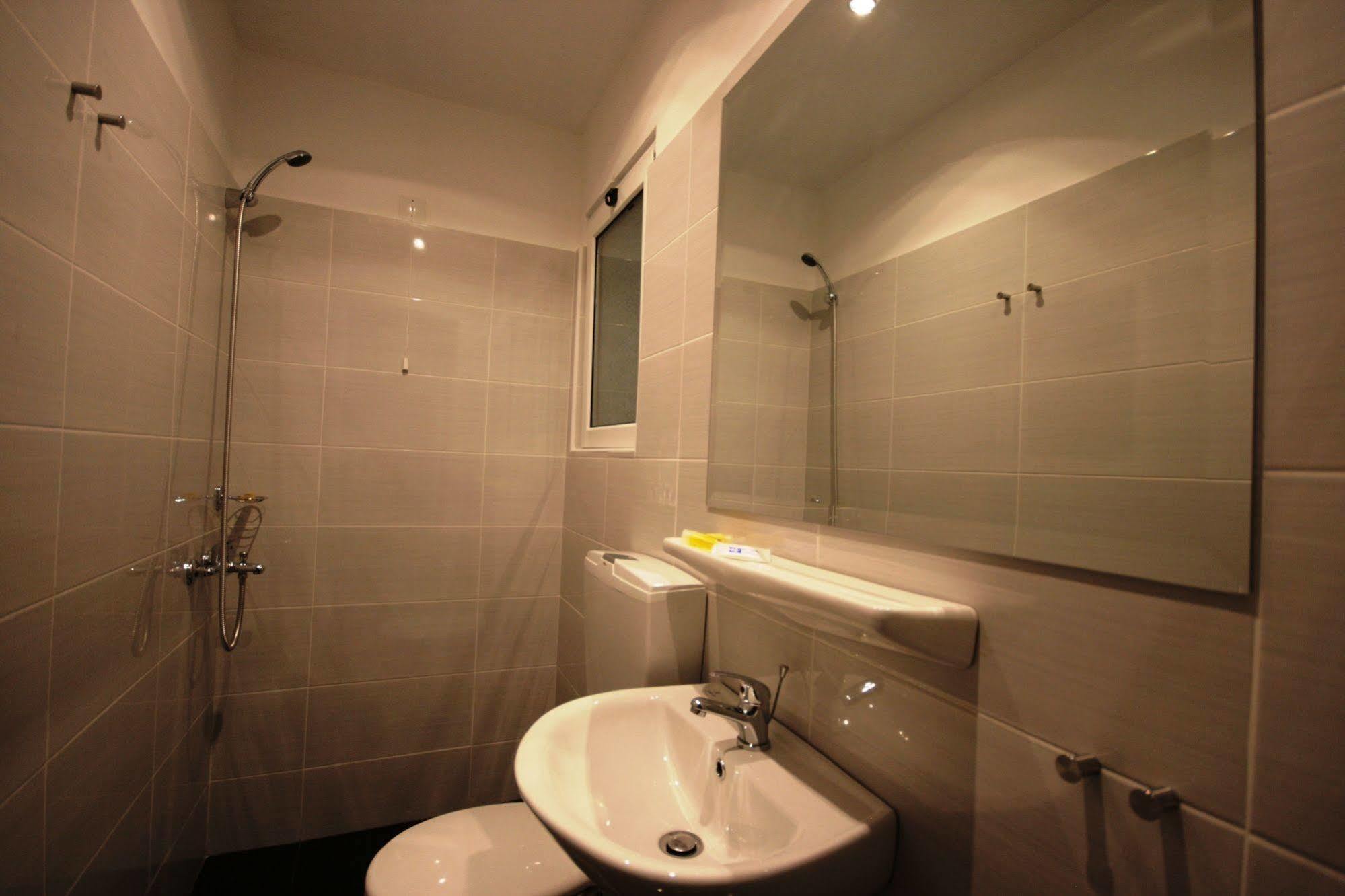 Vienna Hotel Афины Экстерьер фото