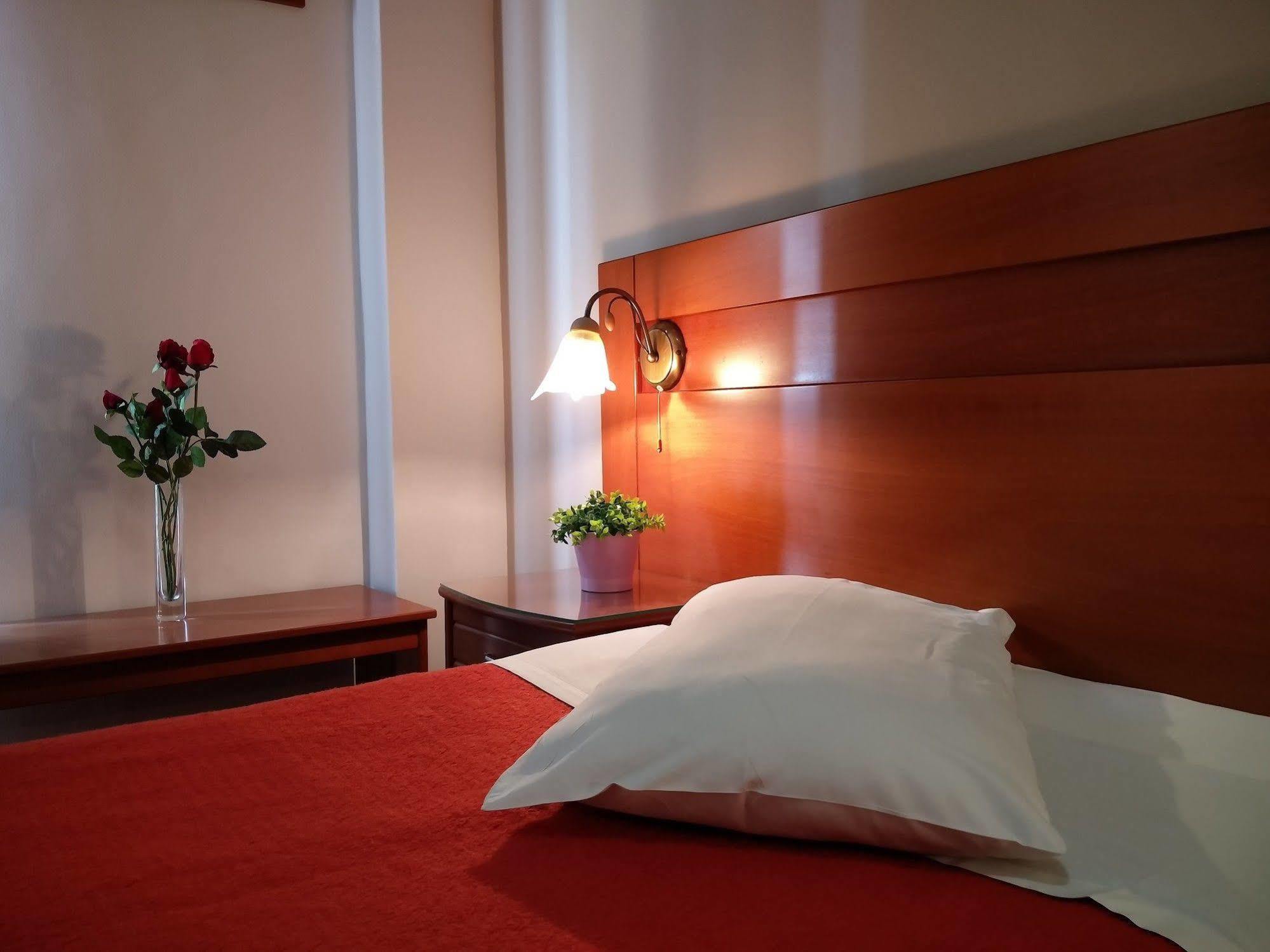 Vienna Hotel Афины Экстерьер фото