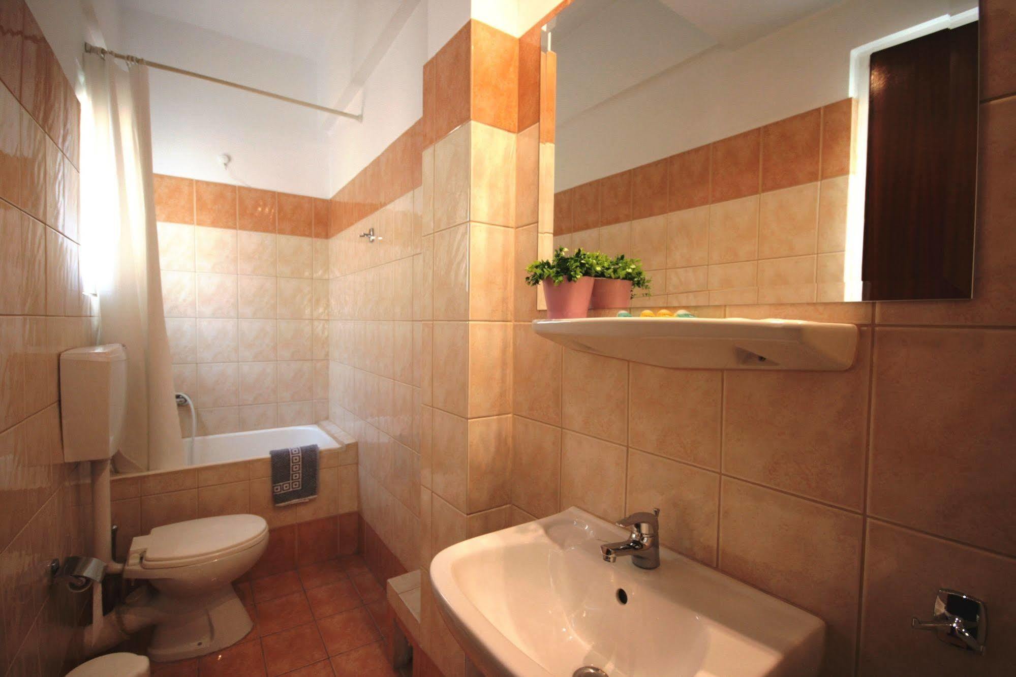 Vienna Hotel Афины Экстерьер фото