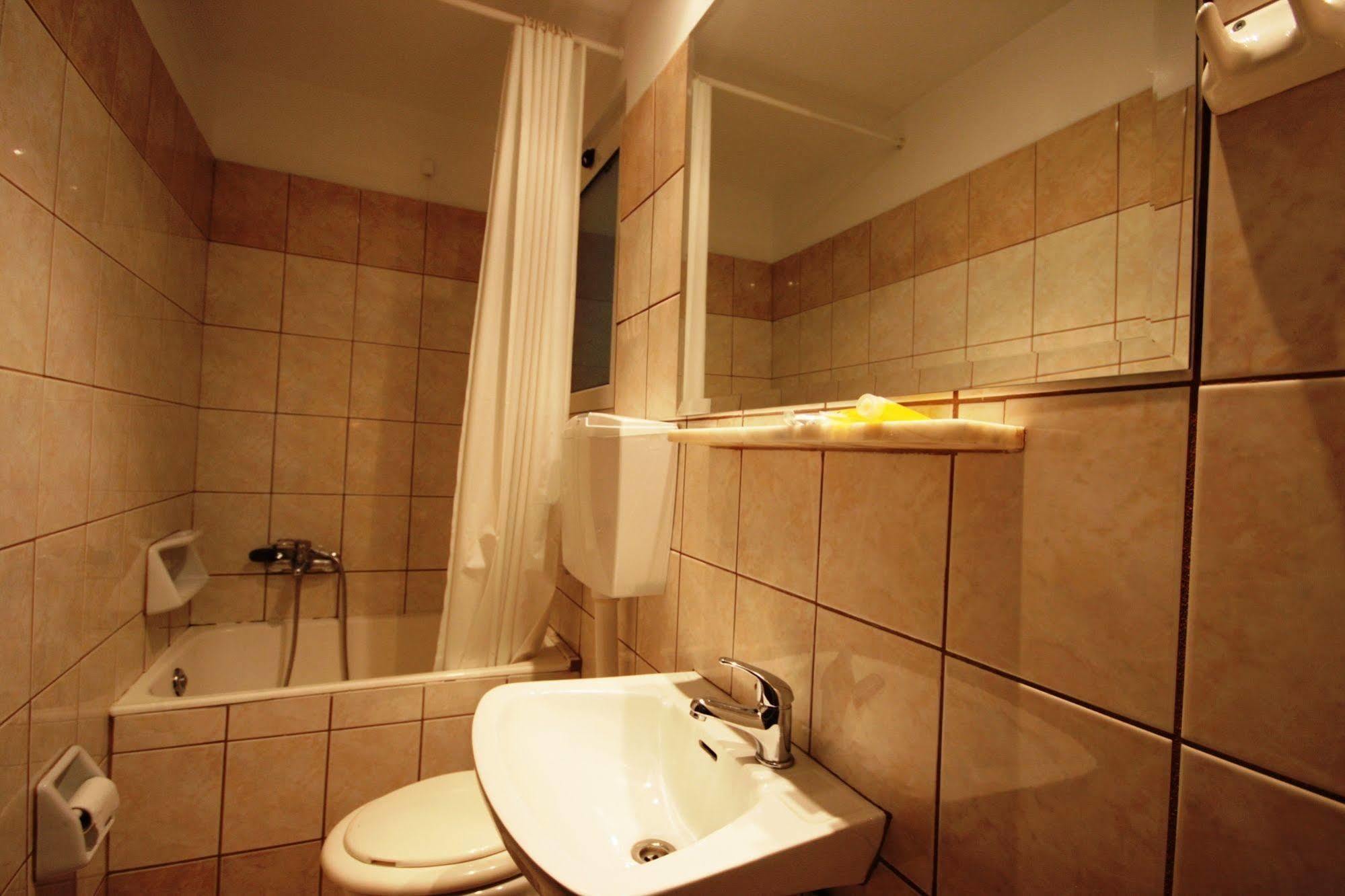 Vienna Hotel Афины Экстерьер фото