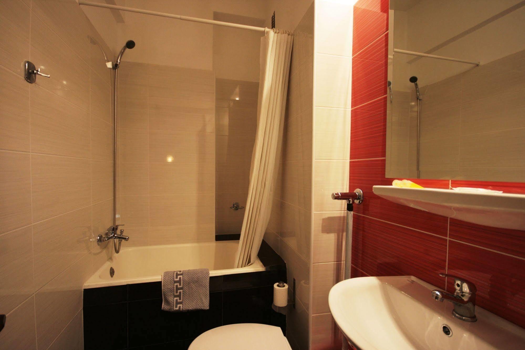 Vienna Hotel Афины Экстерьер фото
